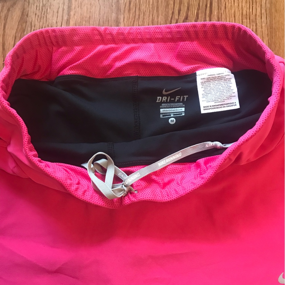 Nike Dri-Fit Knee-length Skirted Short Leggings; Medium - Picture 3 of 7